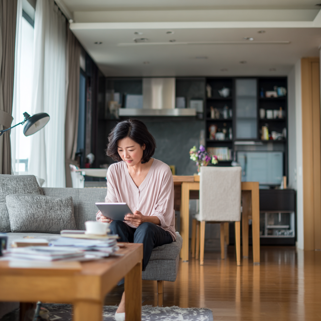 부모가 태블릿을 사용하는 모습